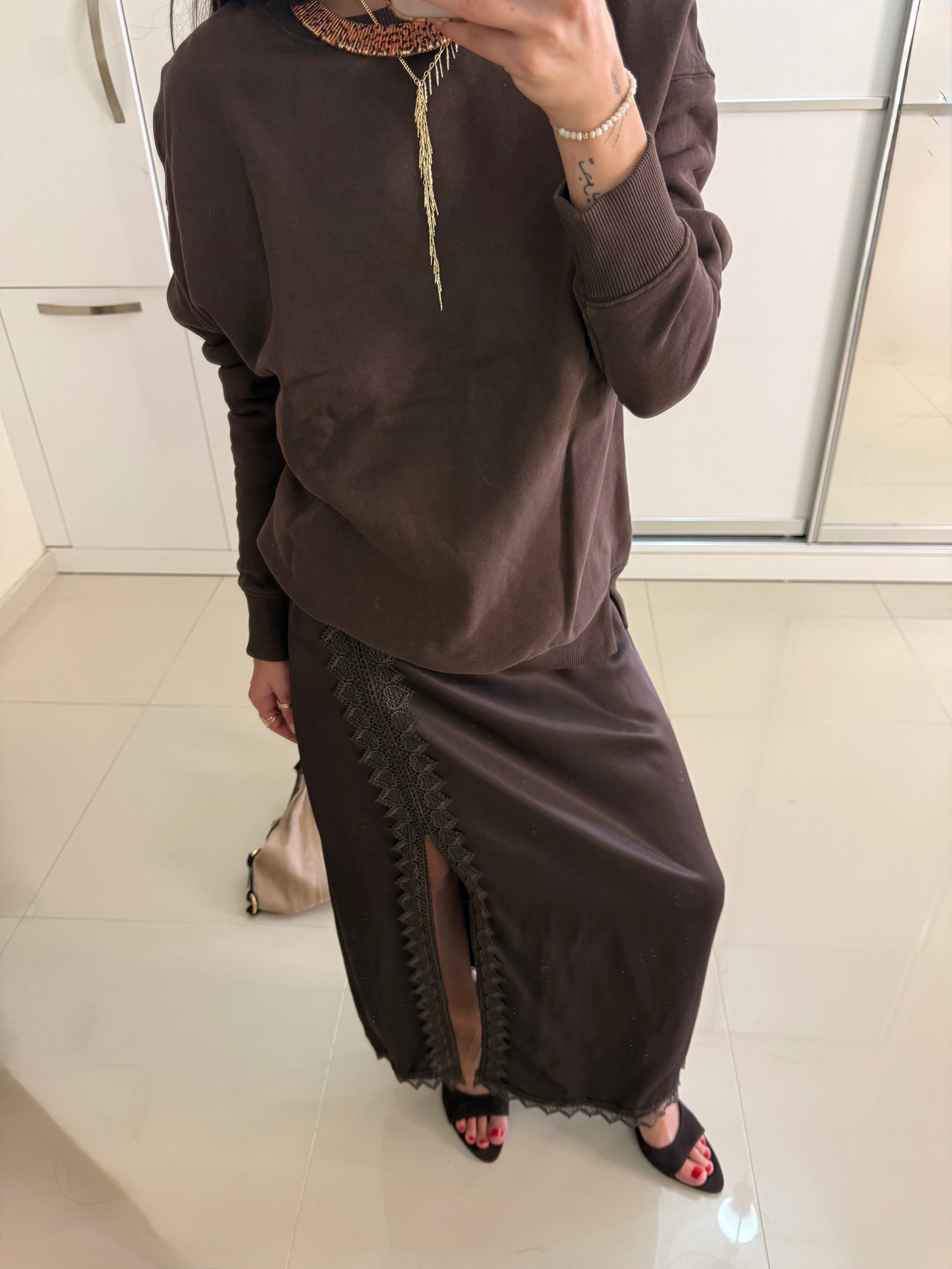 Dantel işlemeli yırtmaçlı saten etek