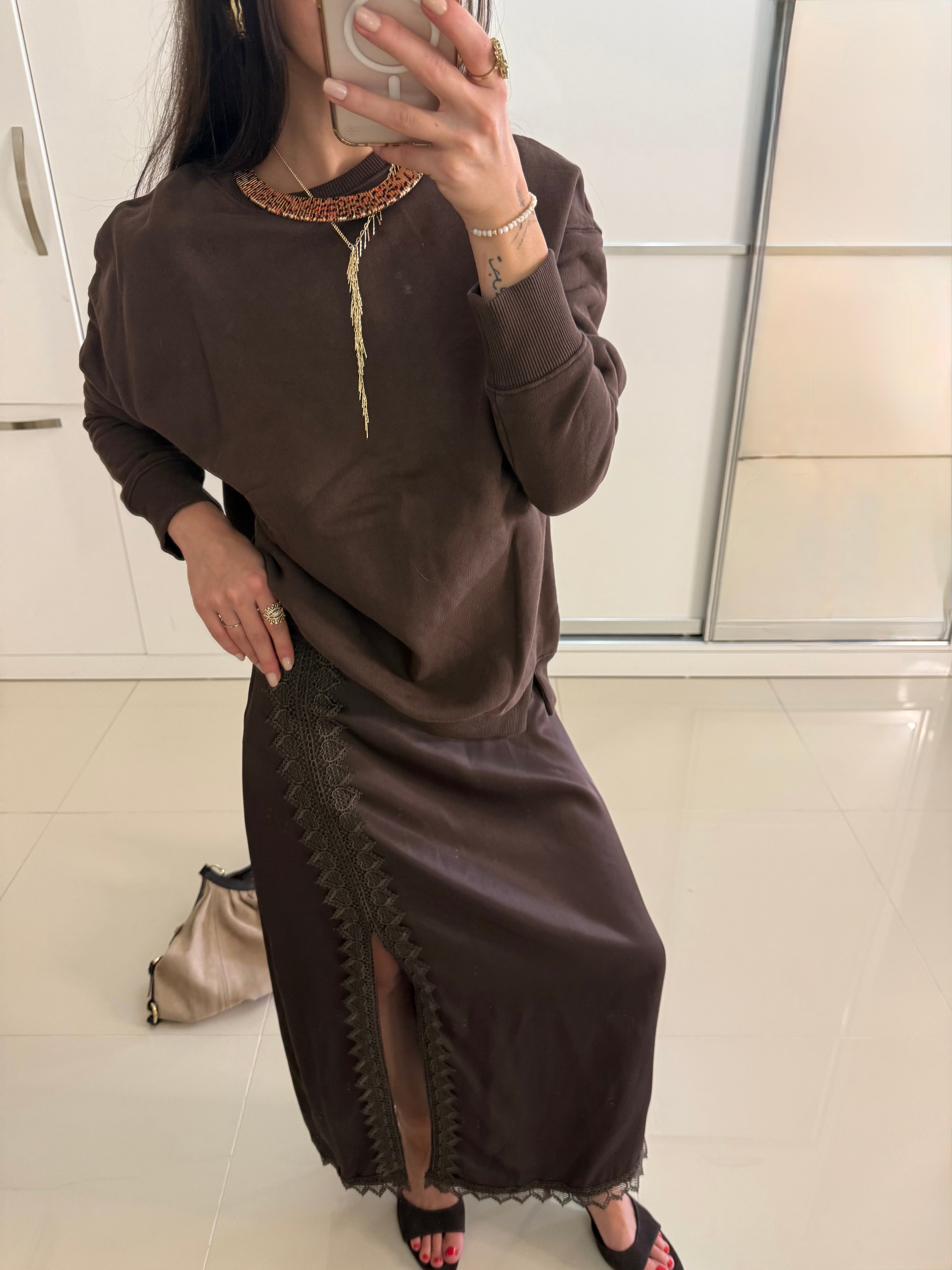 Dantel işlemeli yırtmaçlı saten etek