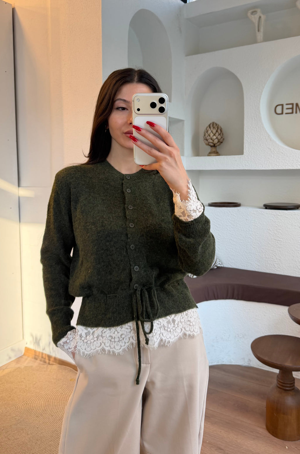Belden kuşaklı dantel detaylı triko hırka-haki