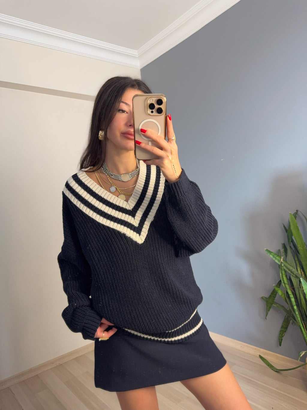 V yaka şeritli lacivert kazak