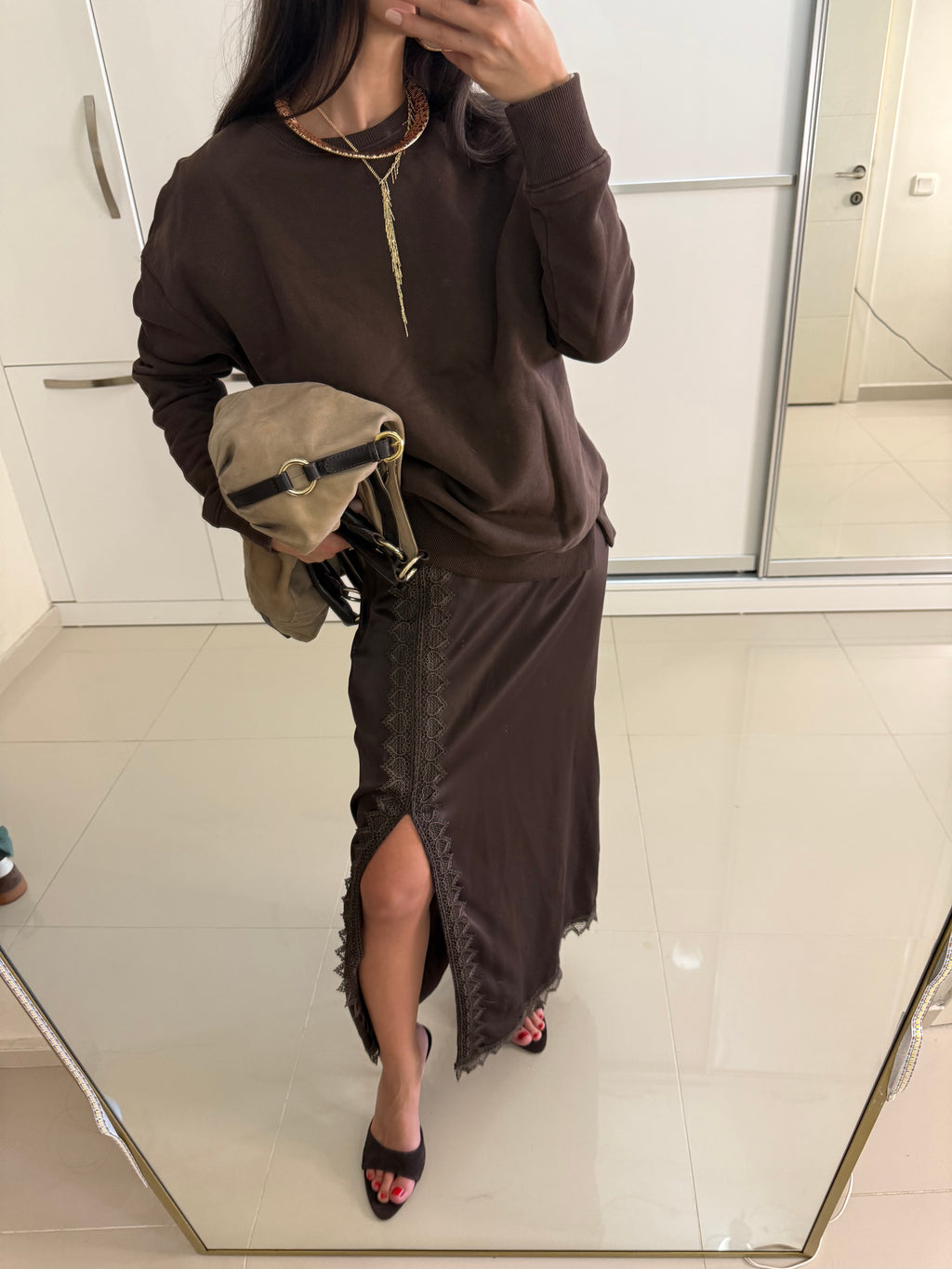 Dantel işlemeli yırtmaçlı saten etek