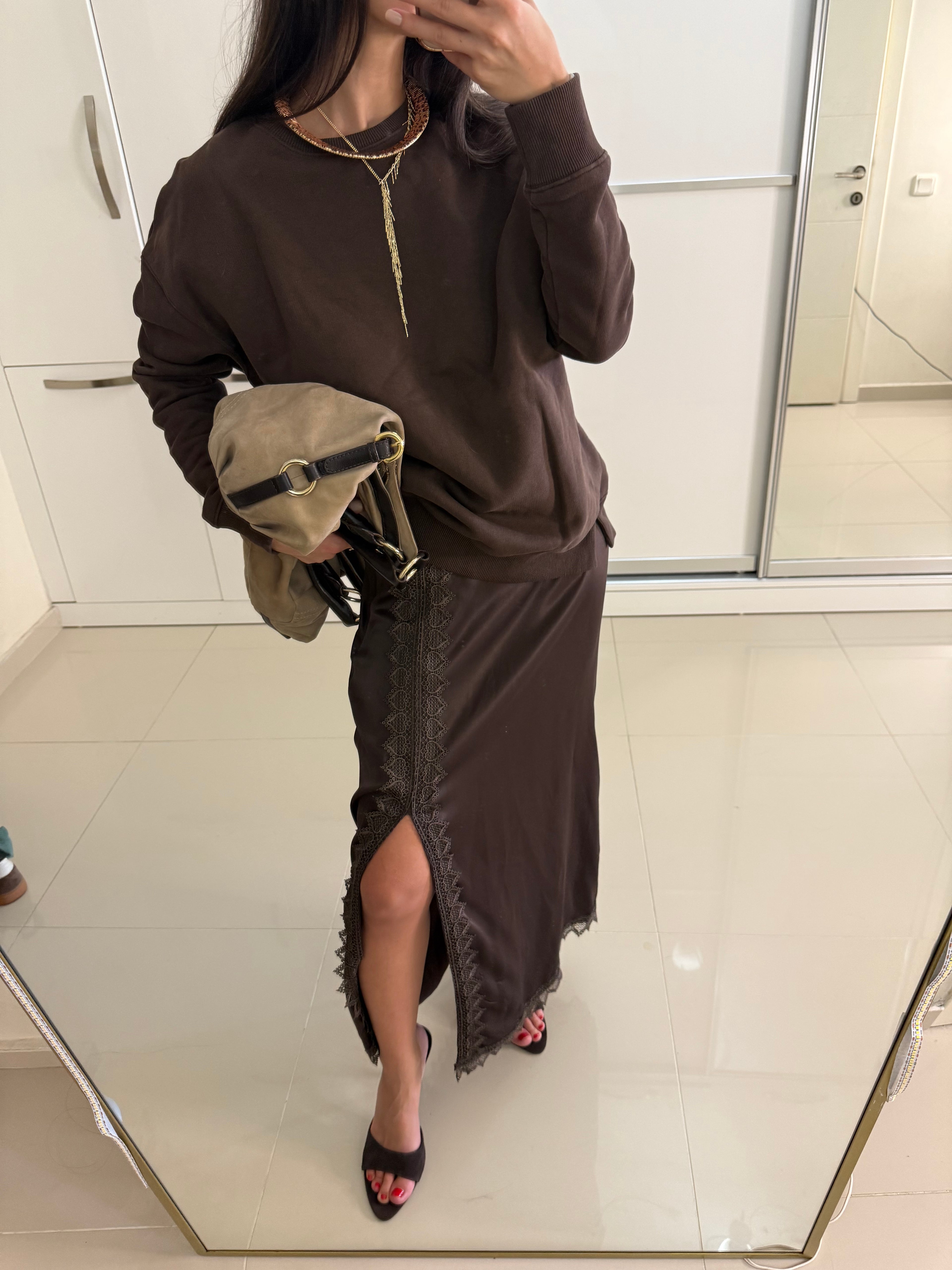 Dantel işlemeli yırtmaçlı saten etek