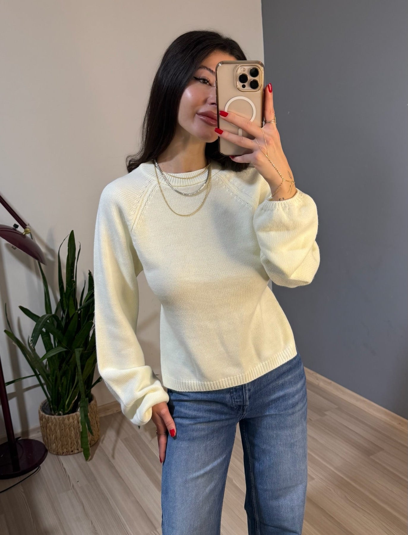 Sırt dekolteli krem kazak