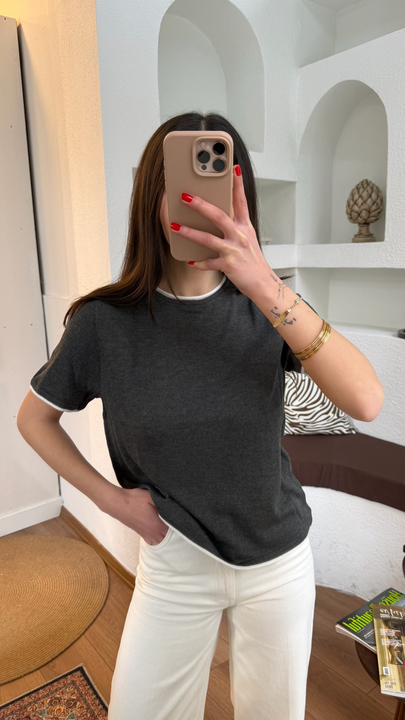 Beyaz şeritli gri triko tişört