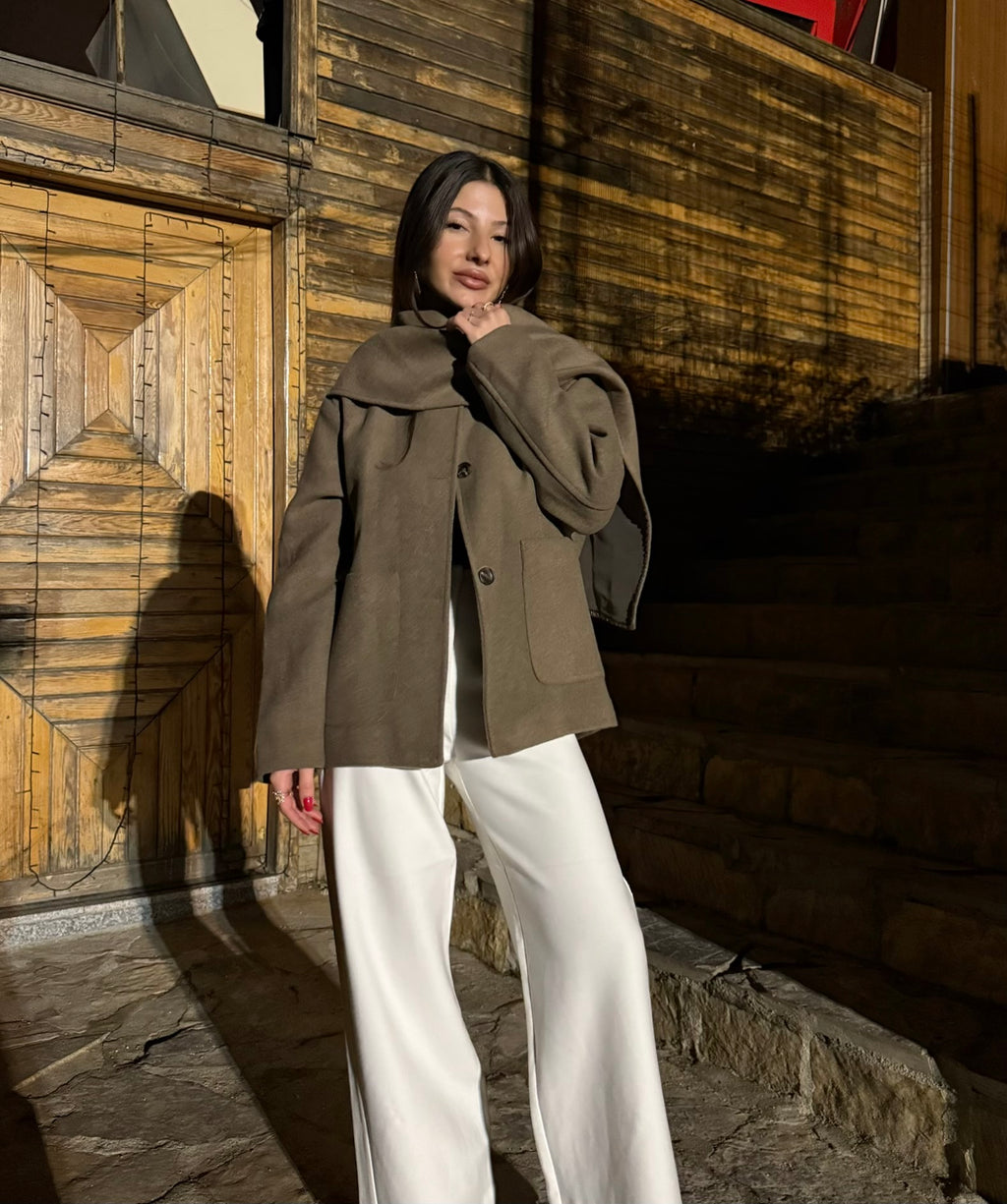 Çıkartılabilir atkı detaylı kısa kaban