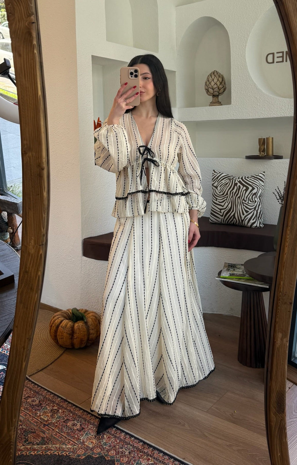 Krem Önden Bağlama Detaylı Nakışlı Bluz Etek Takım