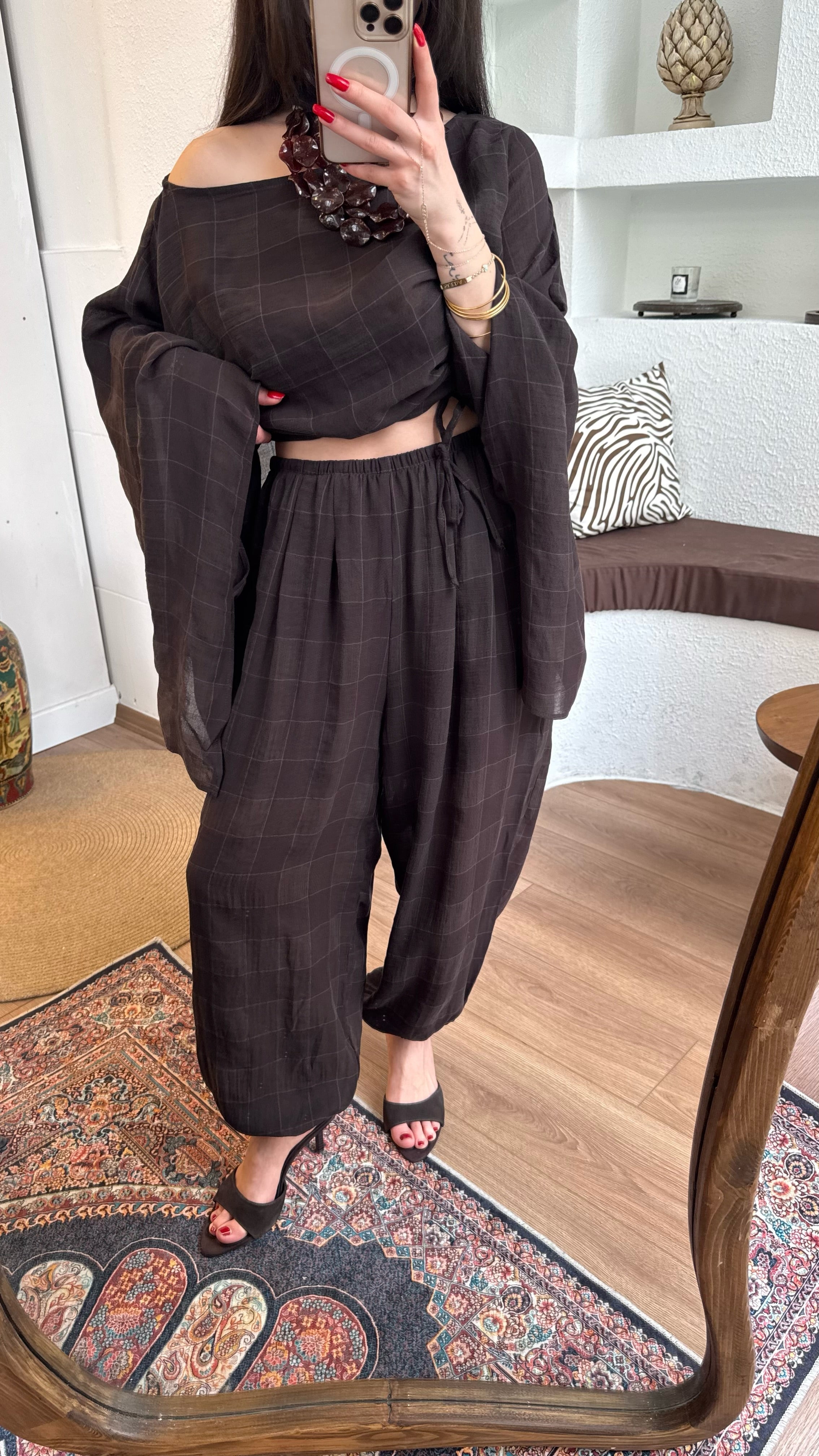 Fularlı pelerin bluz-pantolon takım