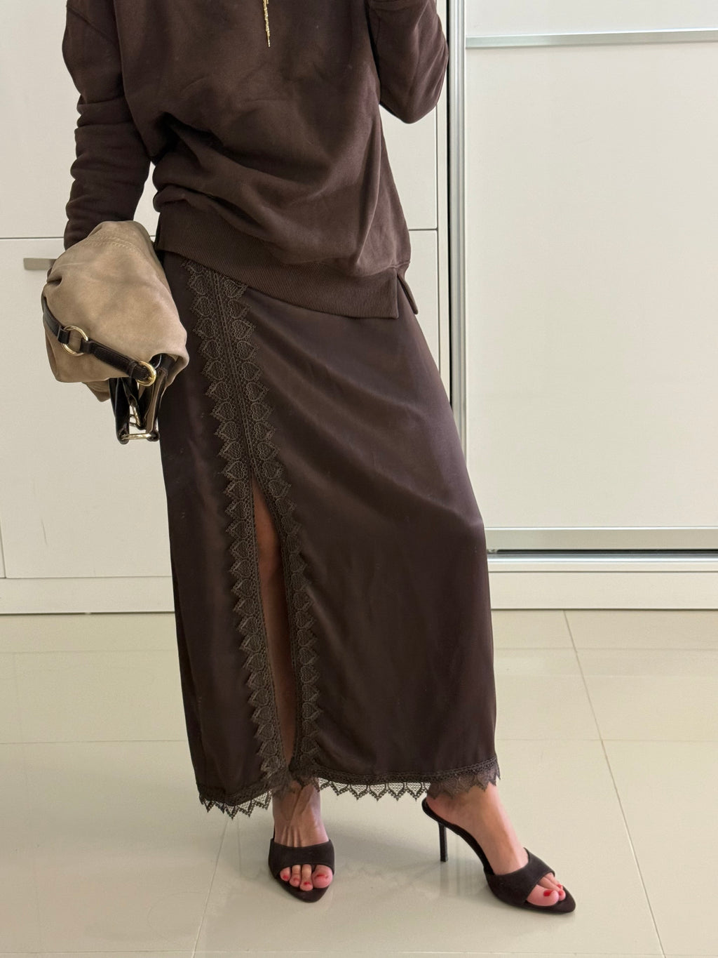 Dantel işlemeli yırtmaçlı saten etek