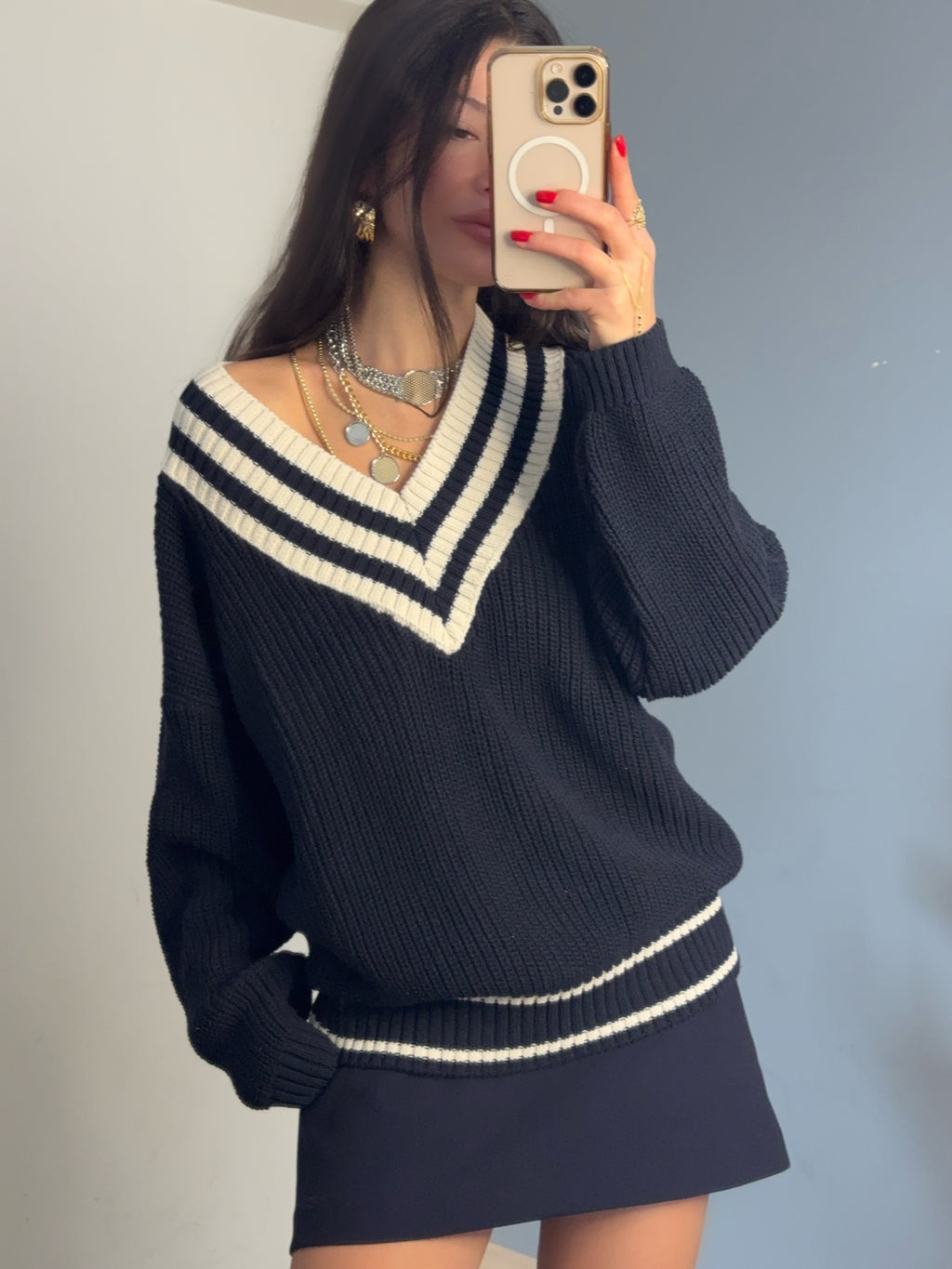 V yaka şeritli lacivert kazak