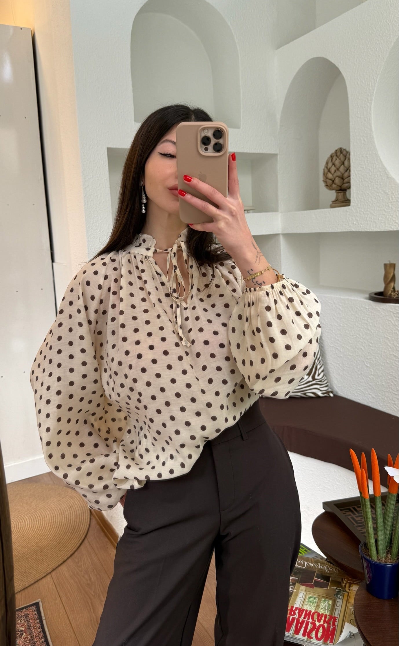 Puantiye ekru-kahve gömlek