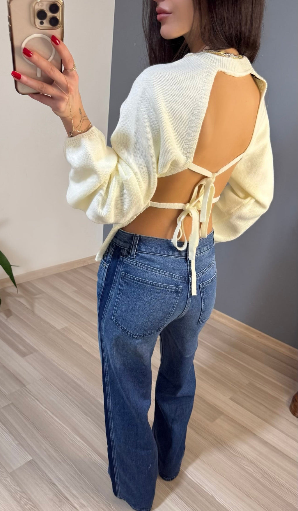 Sırt dekolteli krem kazak