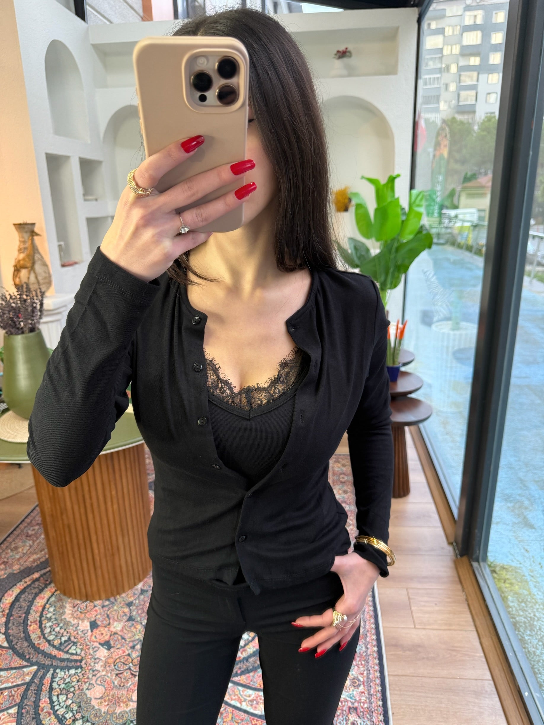 Bitişik siyah dantel bluz hırka