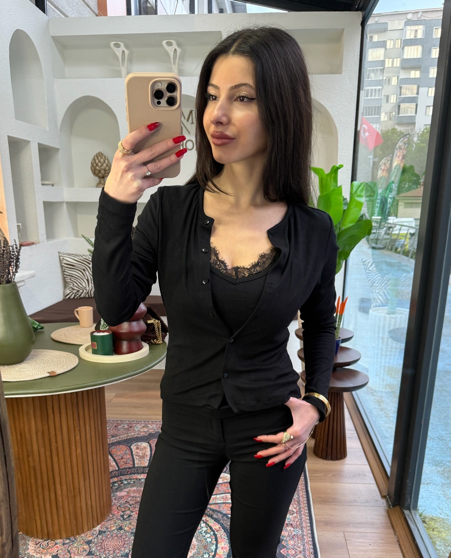 Bitişik siyah dantel bluz hırka