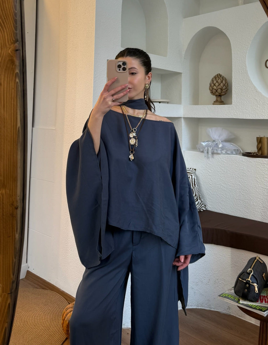 Fularlı pelerin bluz pantolon takım