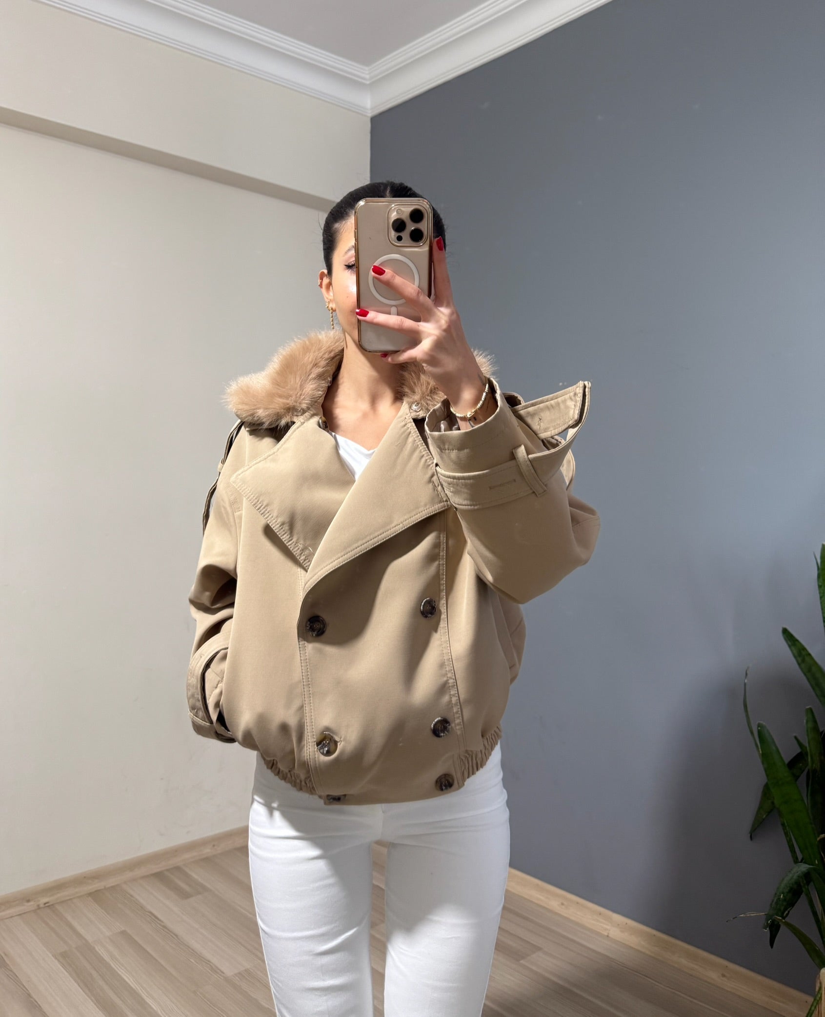 Çıkarılabilir kürk detaylı trençkot mont