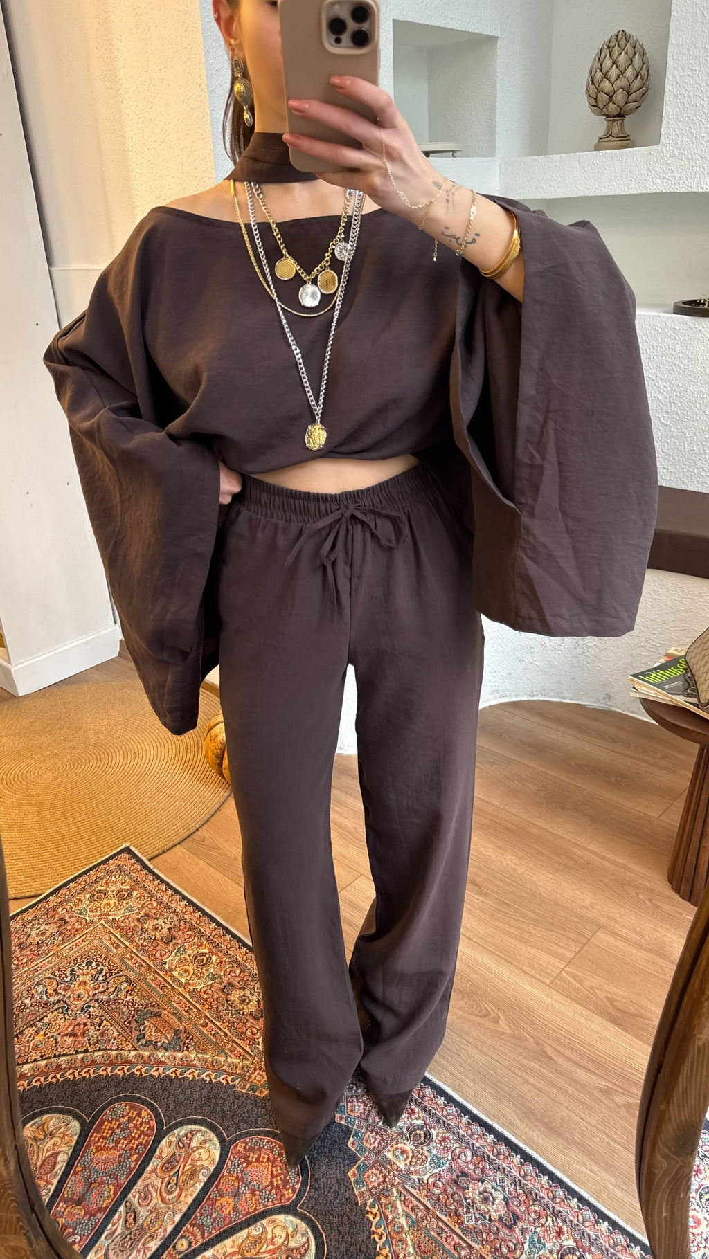 Fularlı pelerin bluz pantolon-kahve takım