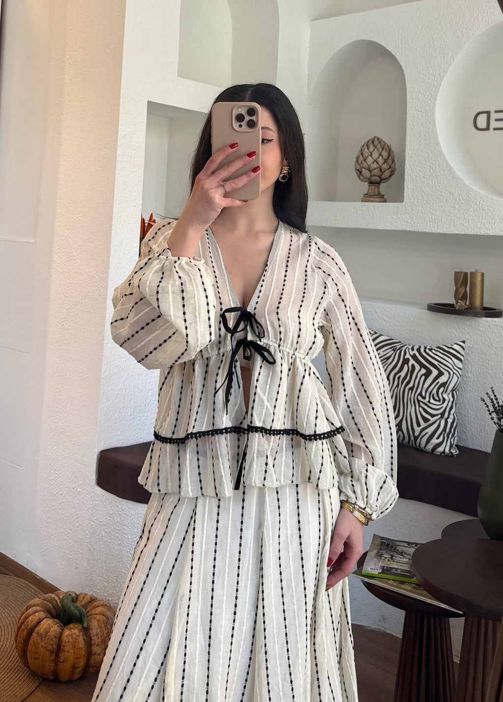 Krem Önden Bağlama Detaylı Nakışlı Bluz Etek Takım