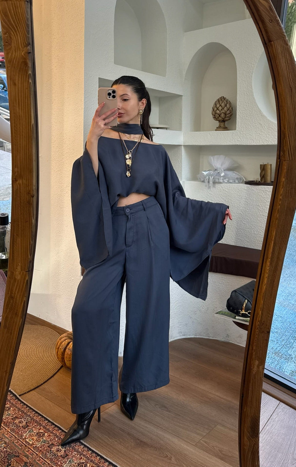Fularlı pelerin bluz pantolon takım