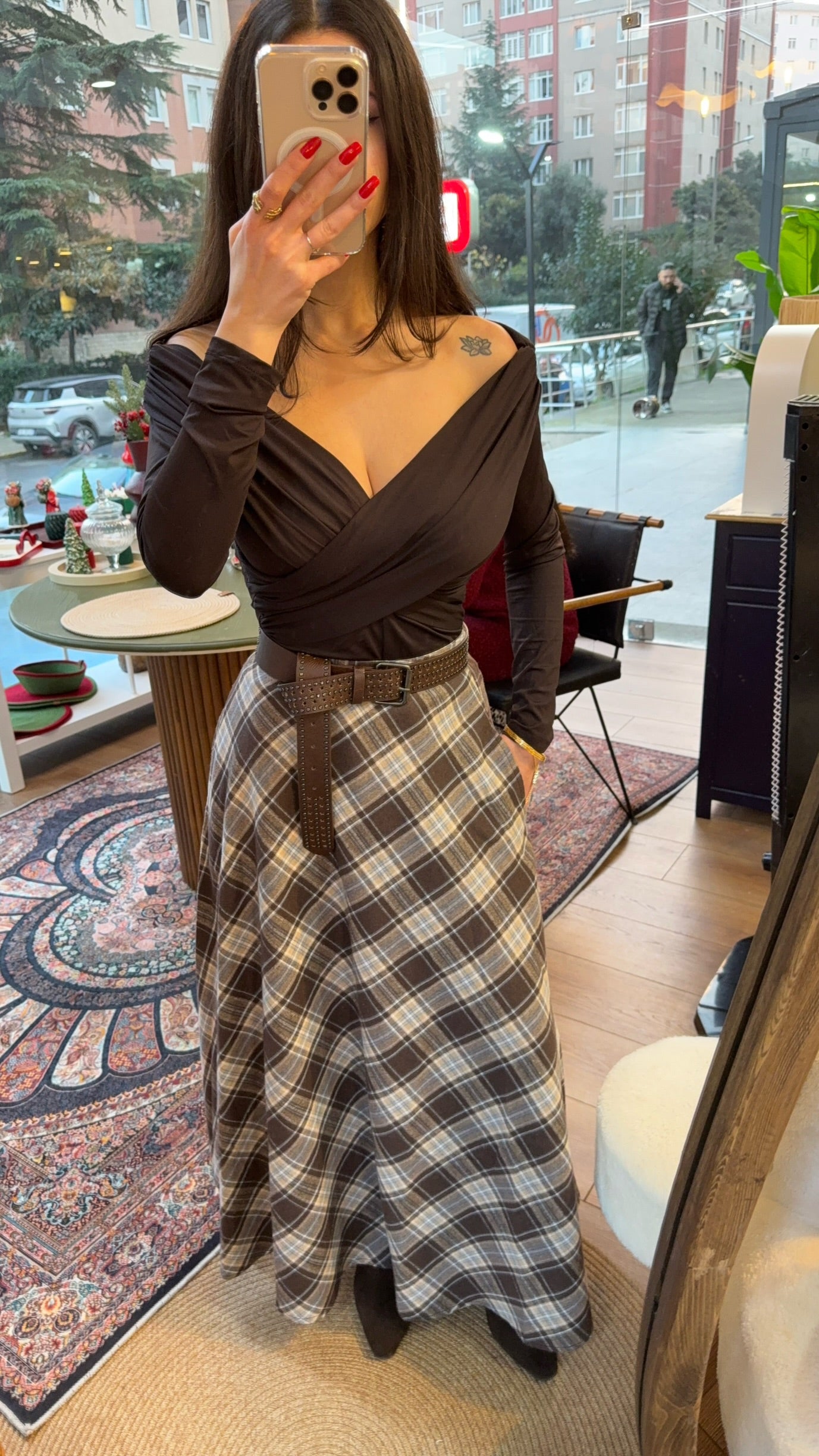 Kahve kayık kruvaze yaka bodysuit