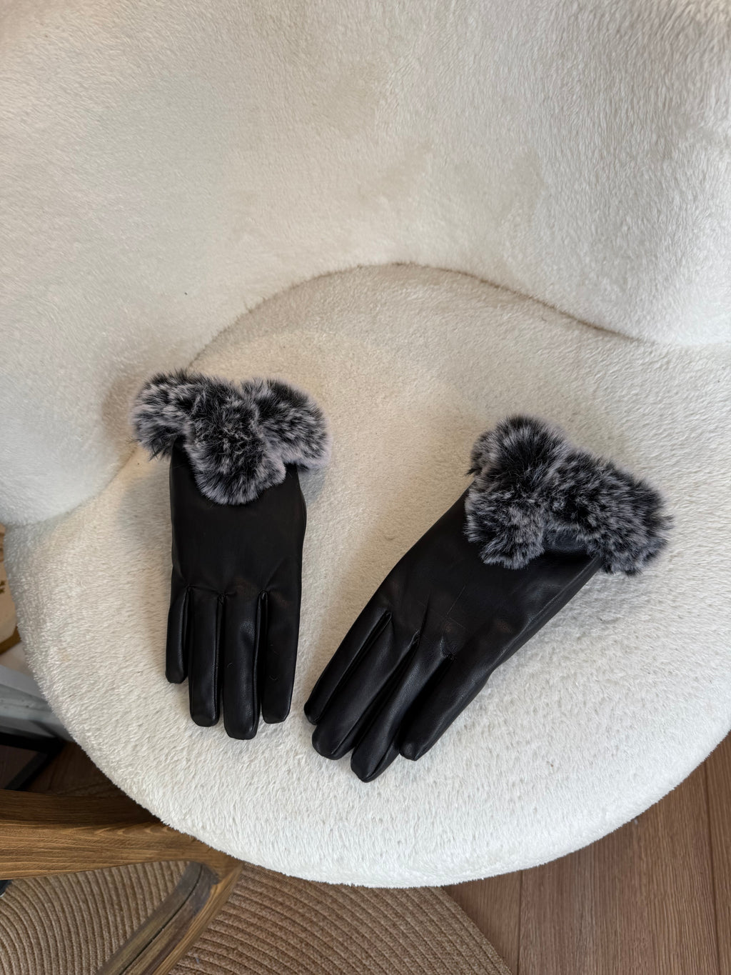 Deri kürklü eldiven