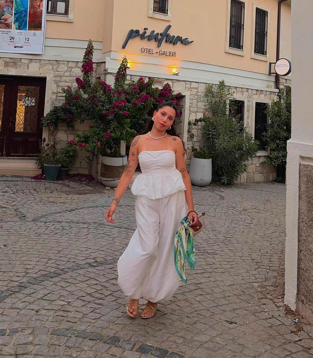 Beyaz straplez-balon pantolon takım