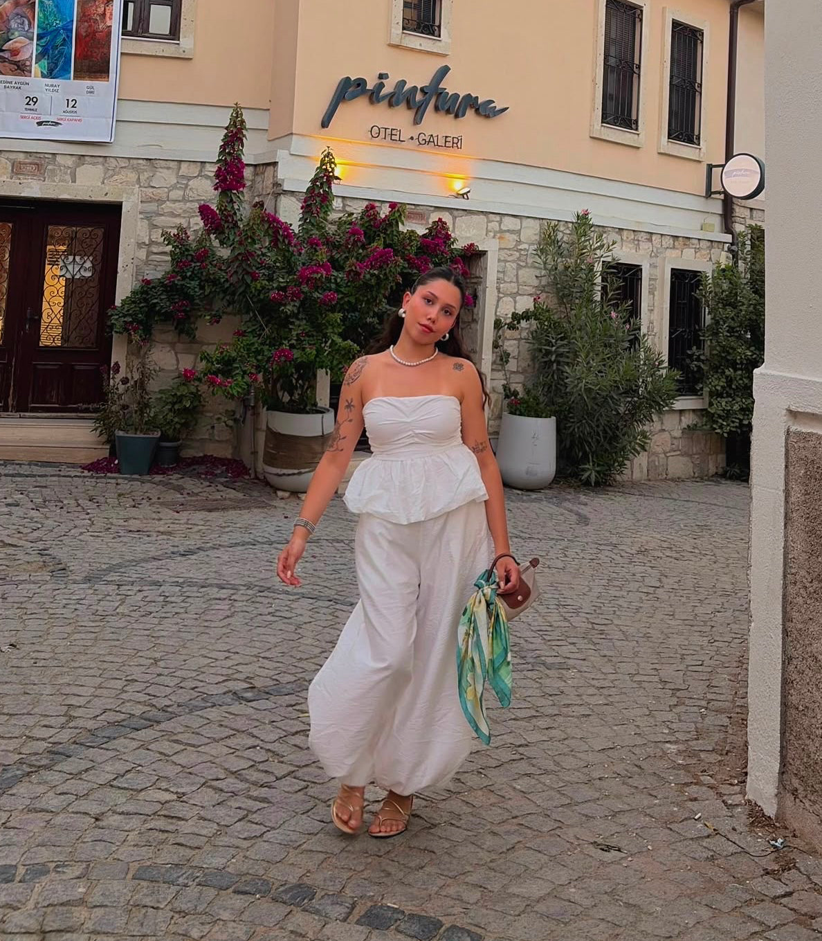 Beyaz straplez-balon pantolon takım