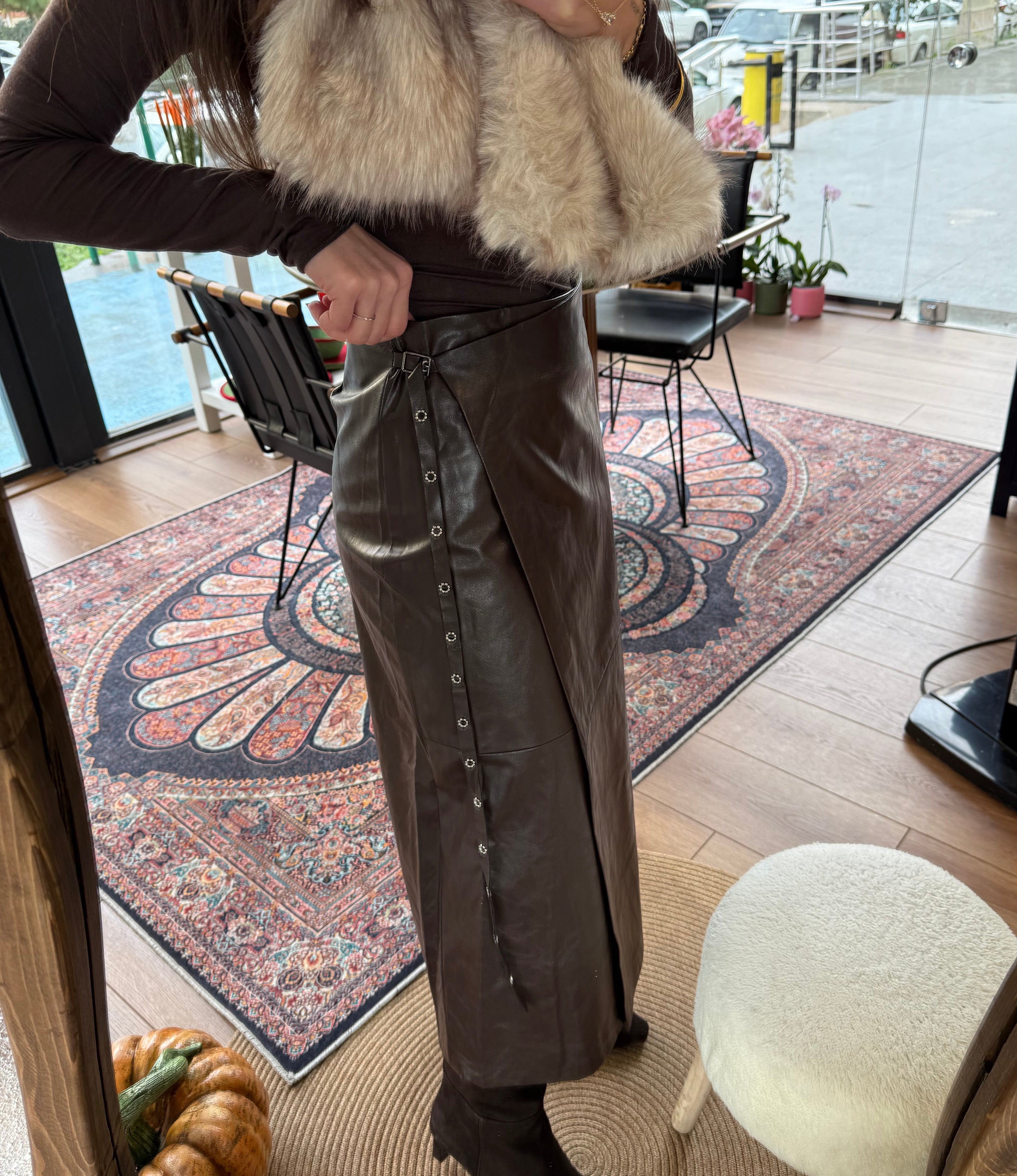 Yan kemerli kahve deri etek