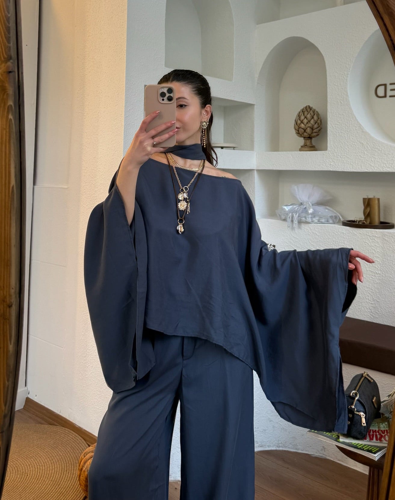 Fularlı pelerin bluz pantolon takım