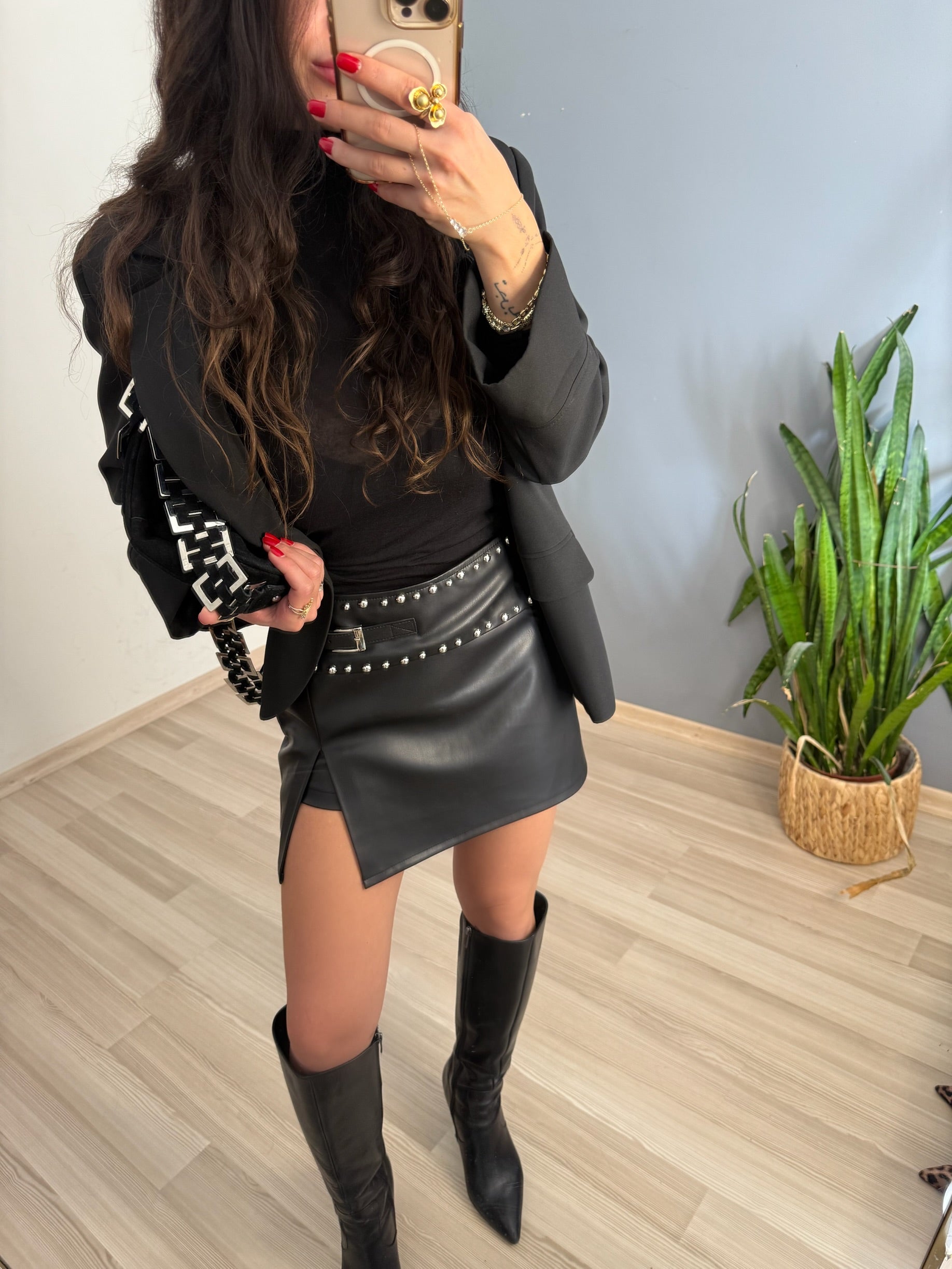 Zımbalı deri şort etek