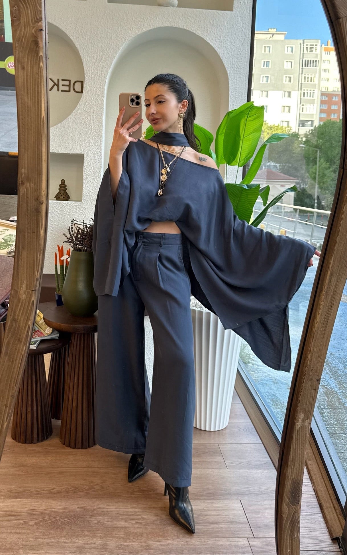 Fularlı pelerin bluz pantolon takım