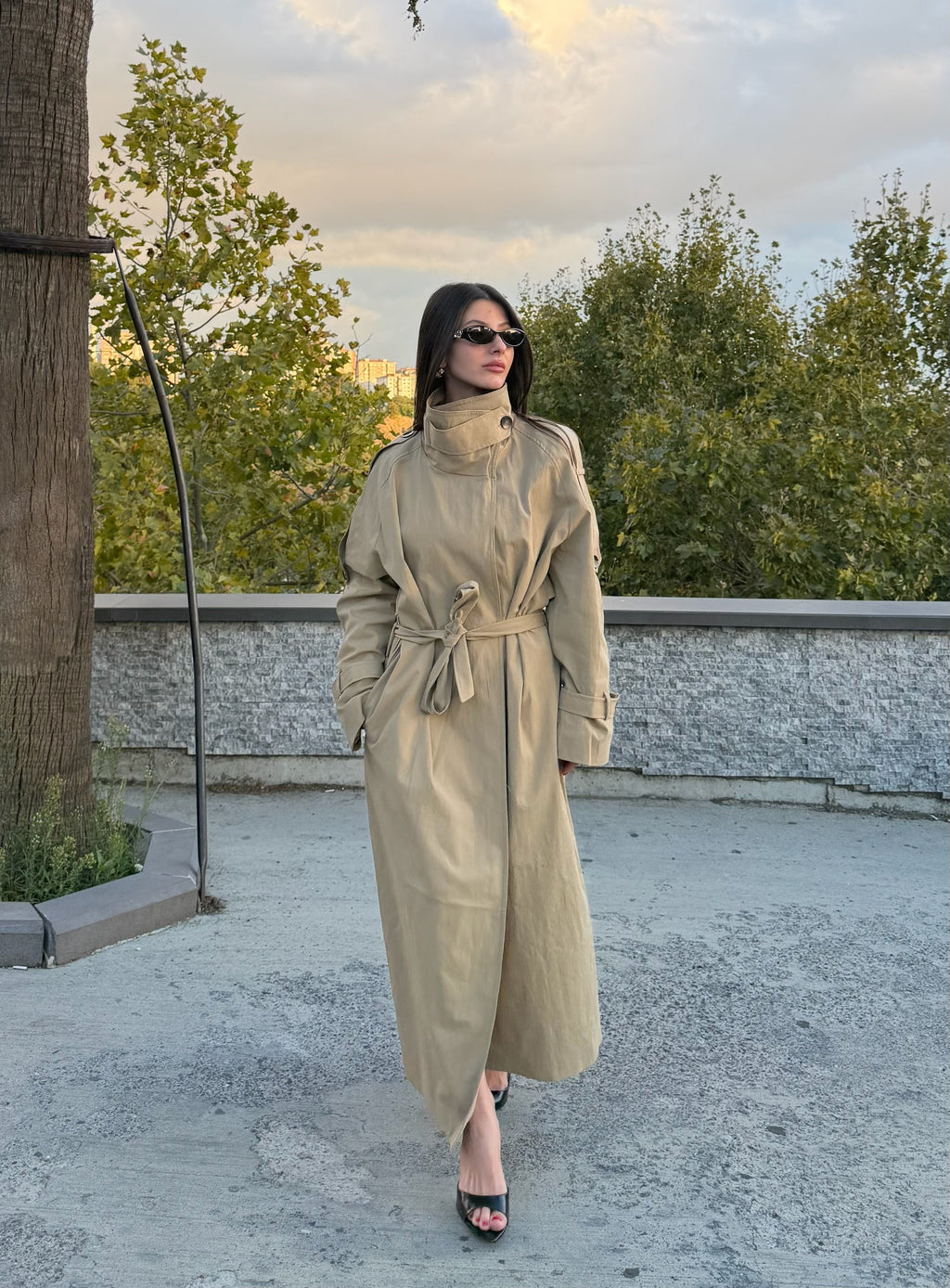Premium Dik yaka kuşaklı camel trençkot