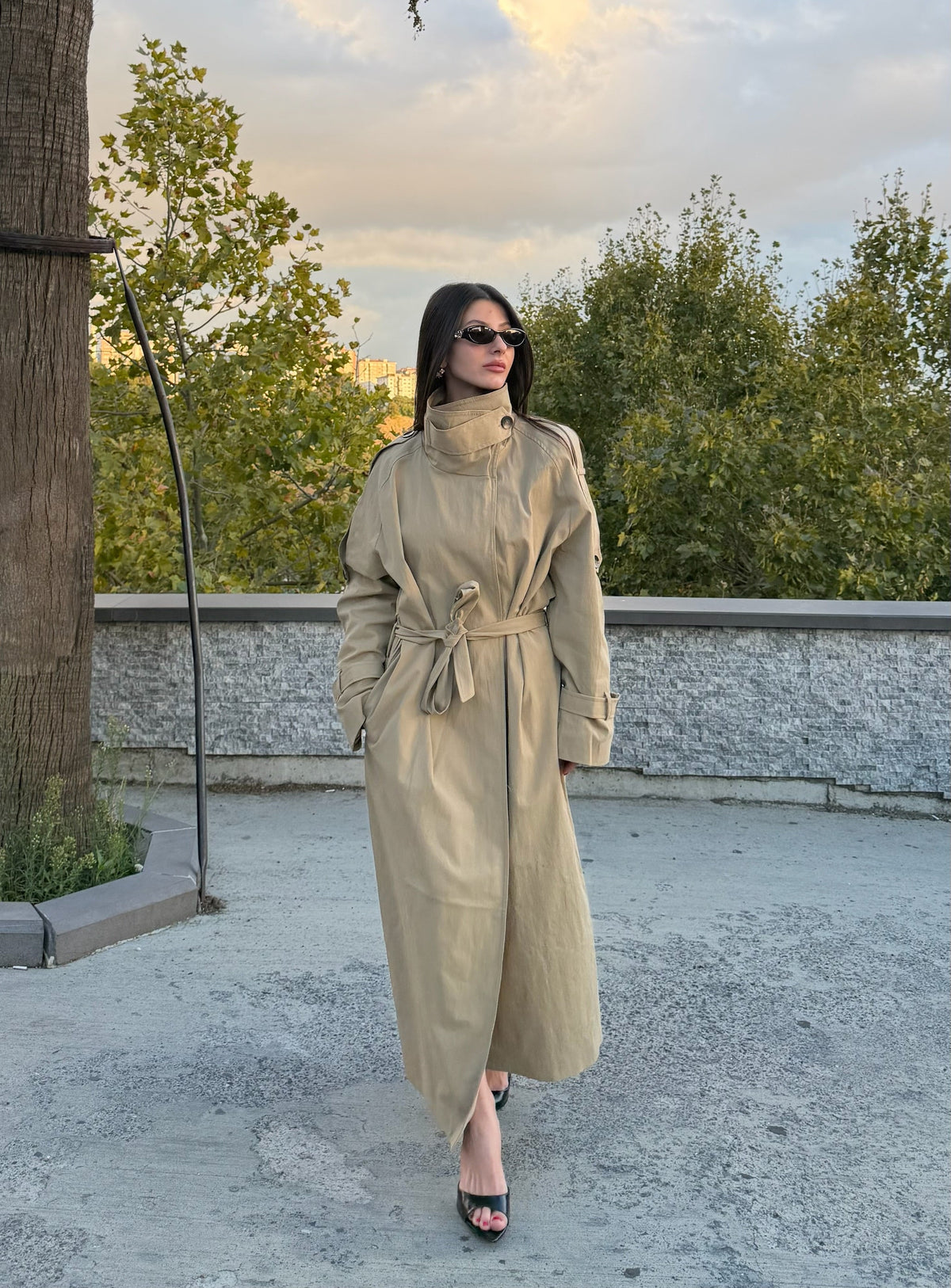 Premium Dik yaka kuşaklı camel trençkot