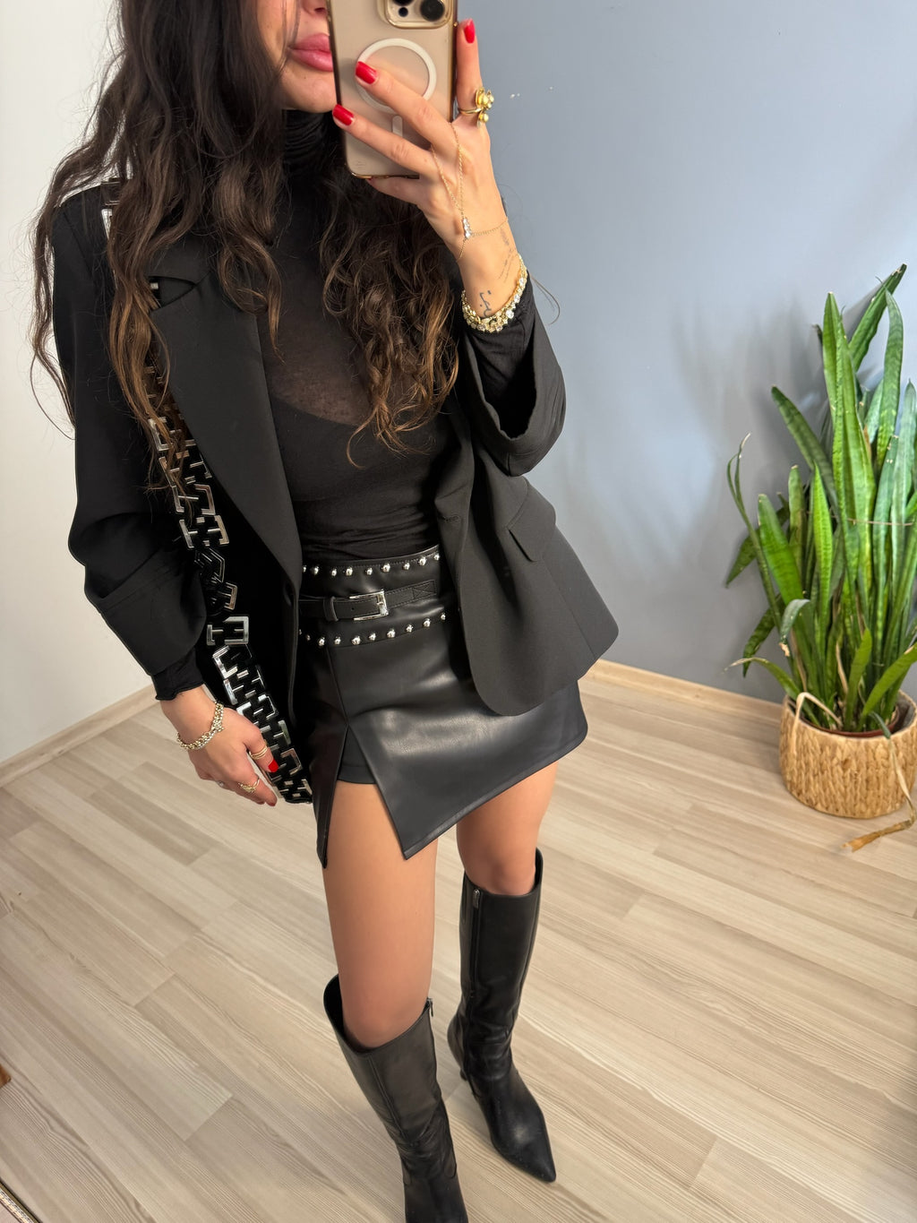 Zımbalı deri şort etek