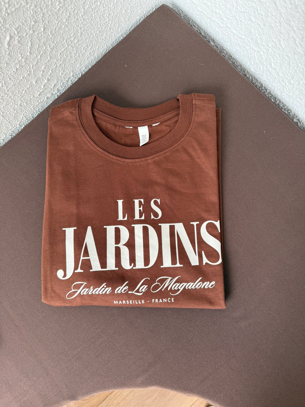 Les jardins baskılı kahve tişört