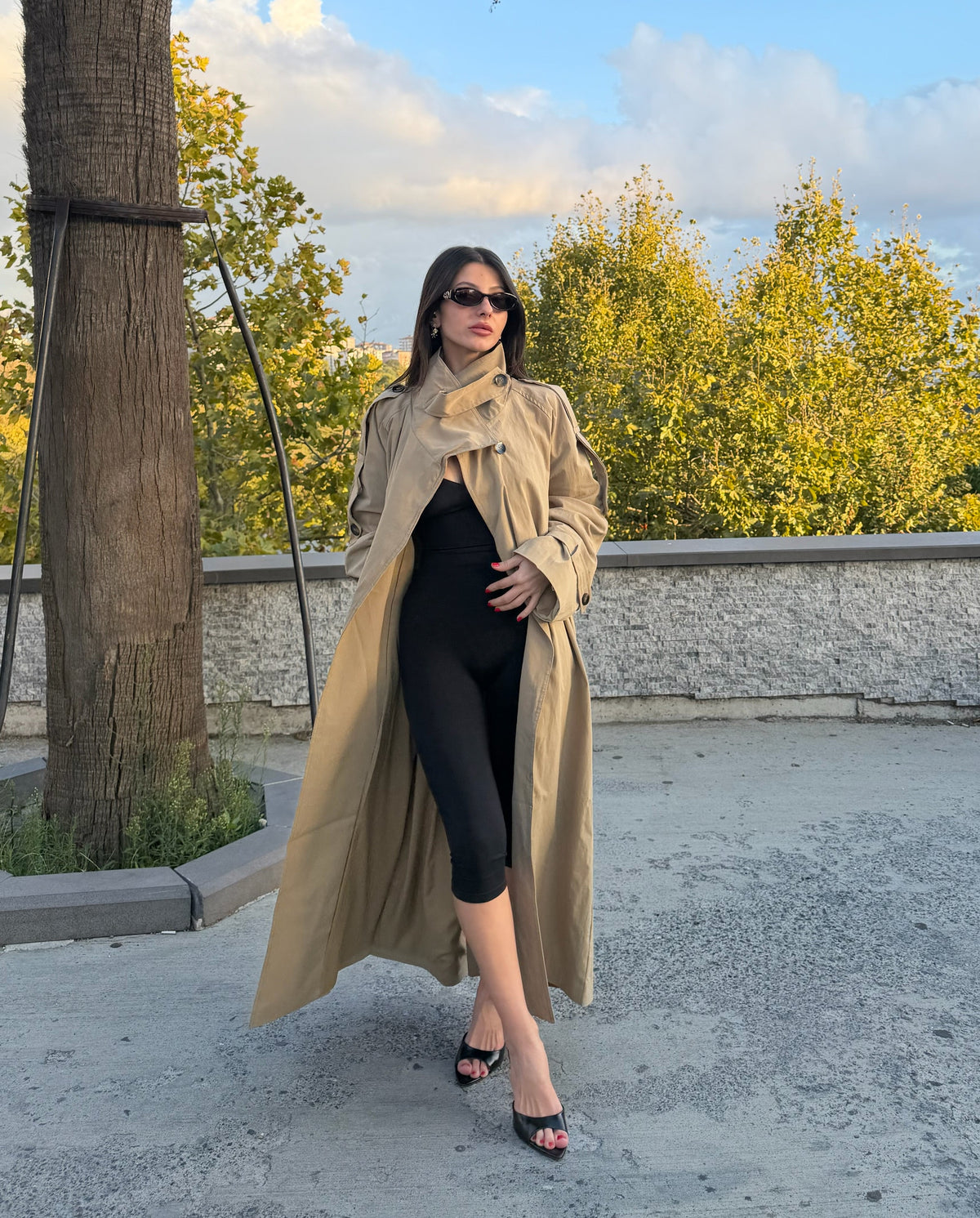Premium Dik yaka kuşaklı camel trençkot