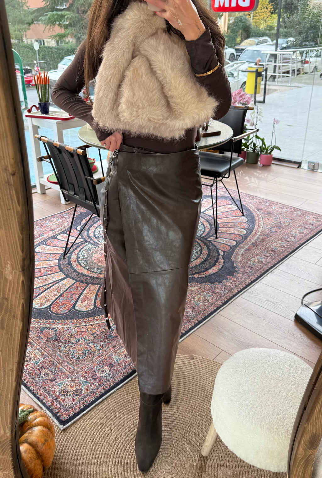 Yan kemerli kahve deri etek