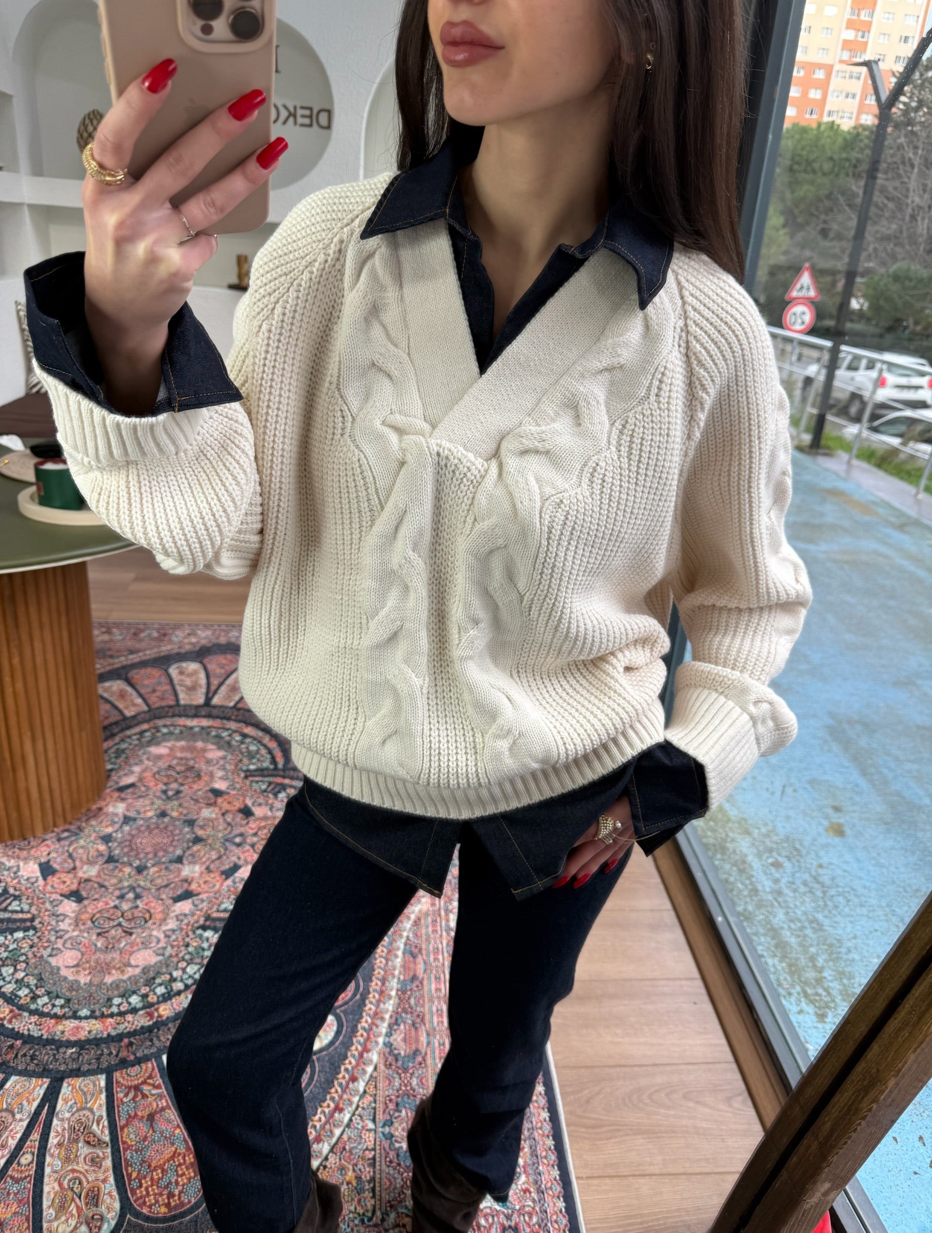 Kot detaylı saç örgü kazak