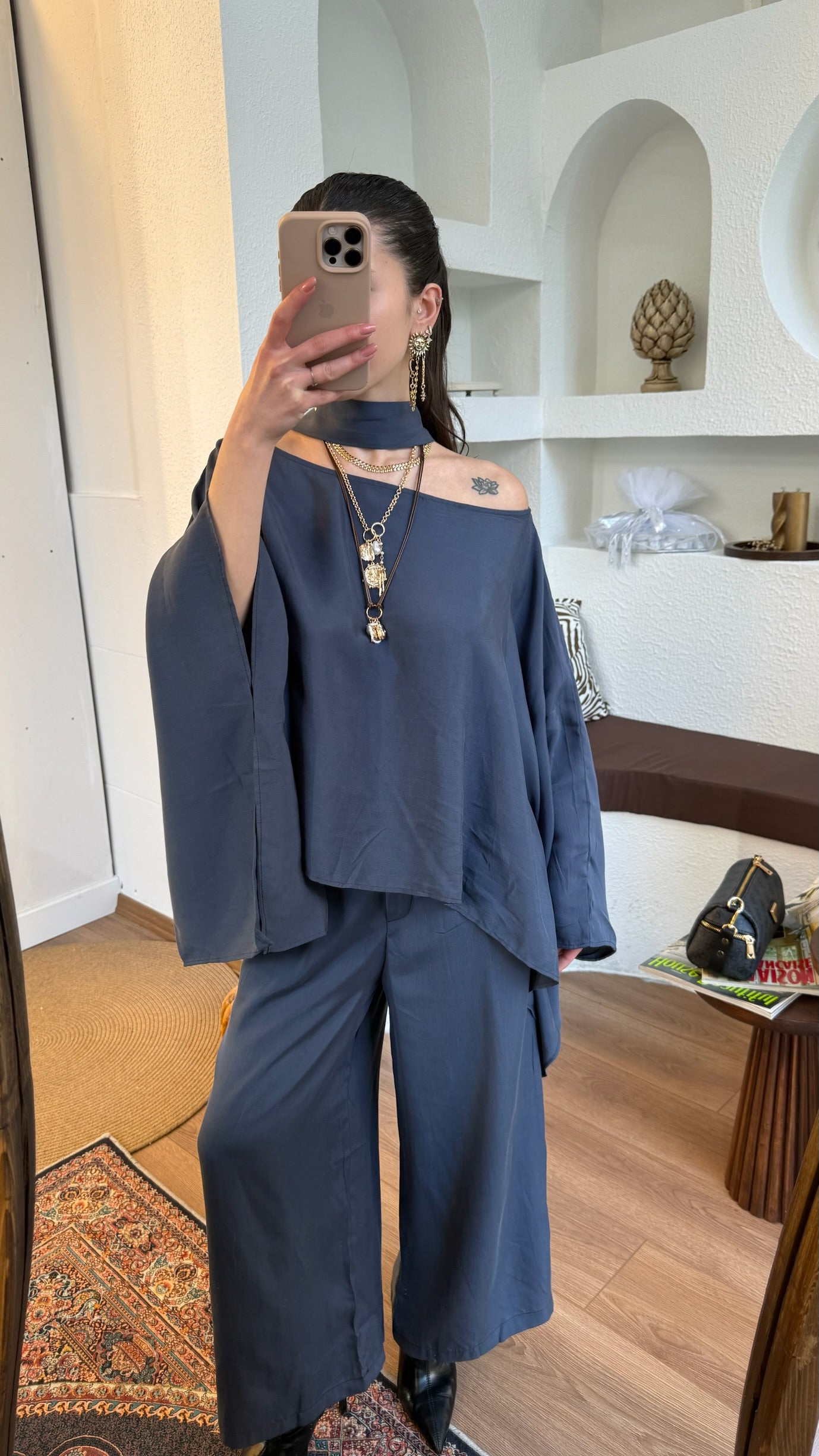 Fularlı pelerin bluz pantolon takım