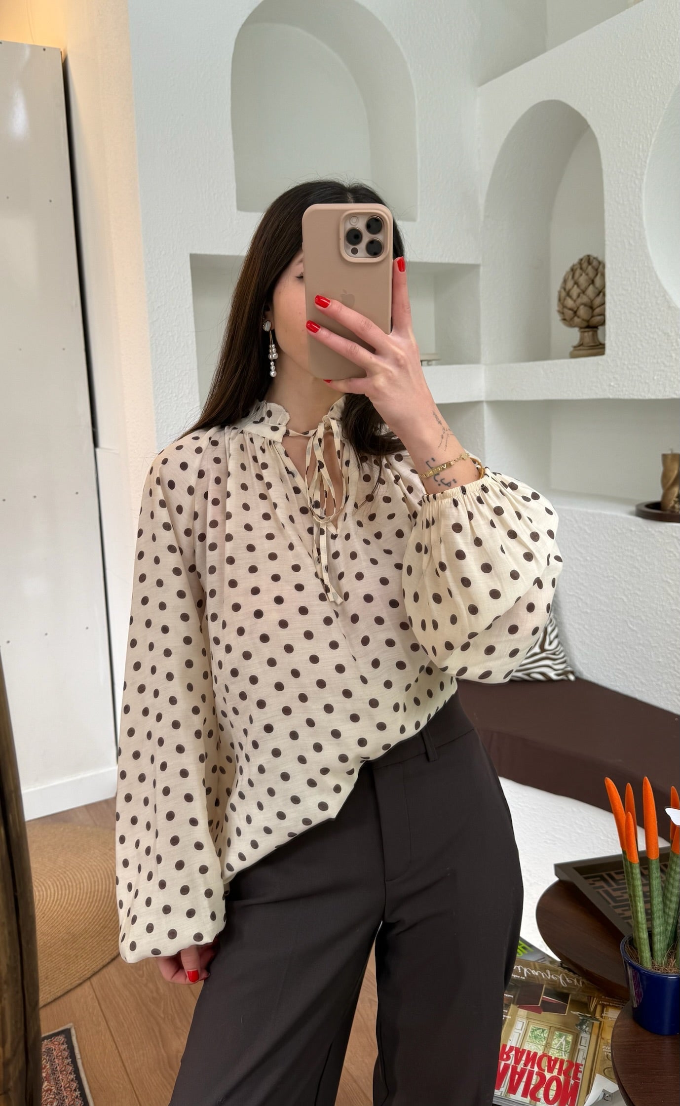 Puantiye ekru-kahve gömlek