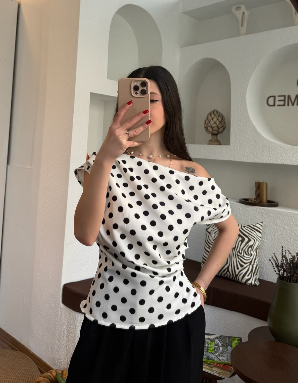Siyah-beyaz puantiye bluz