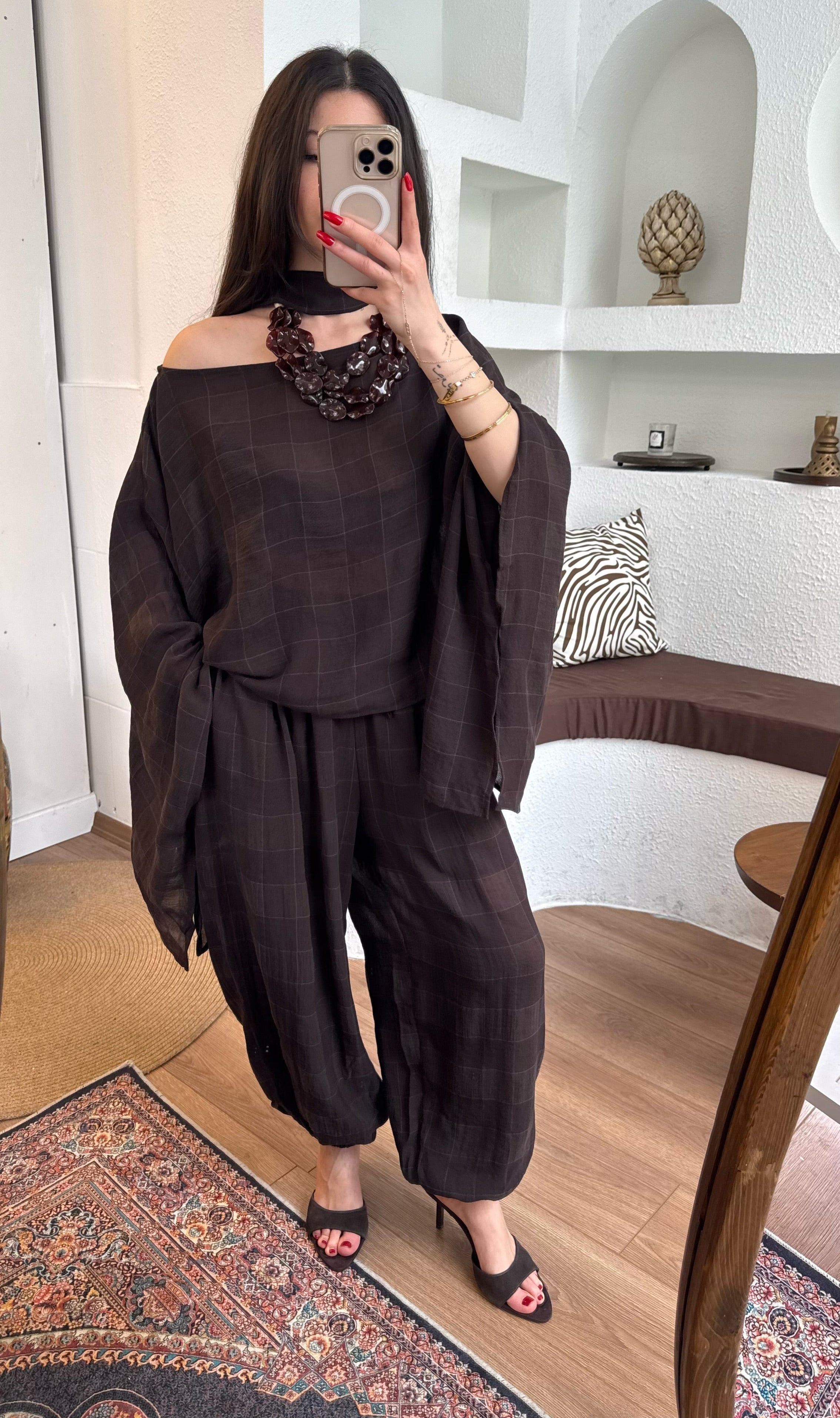 Fularlı pelerin bluz-pantolon takım