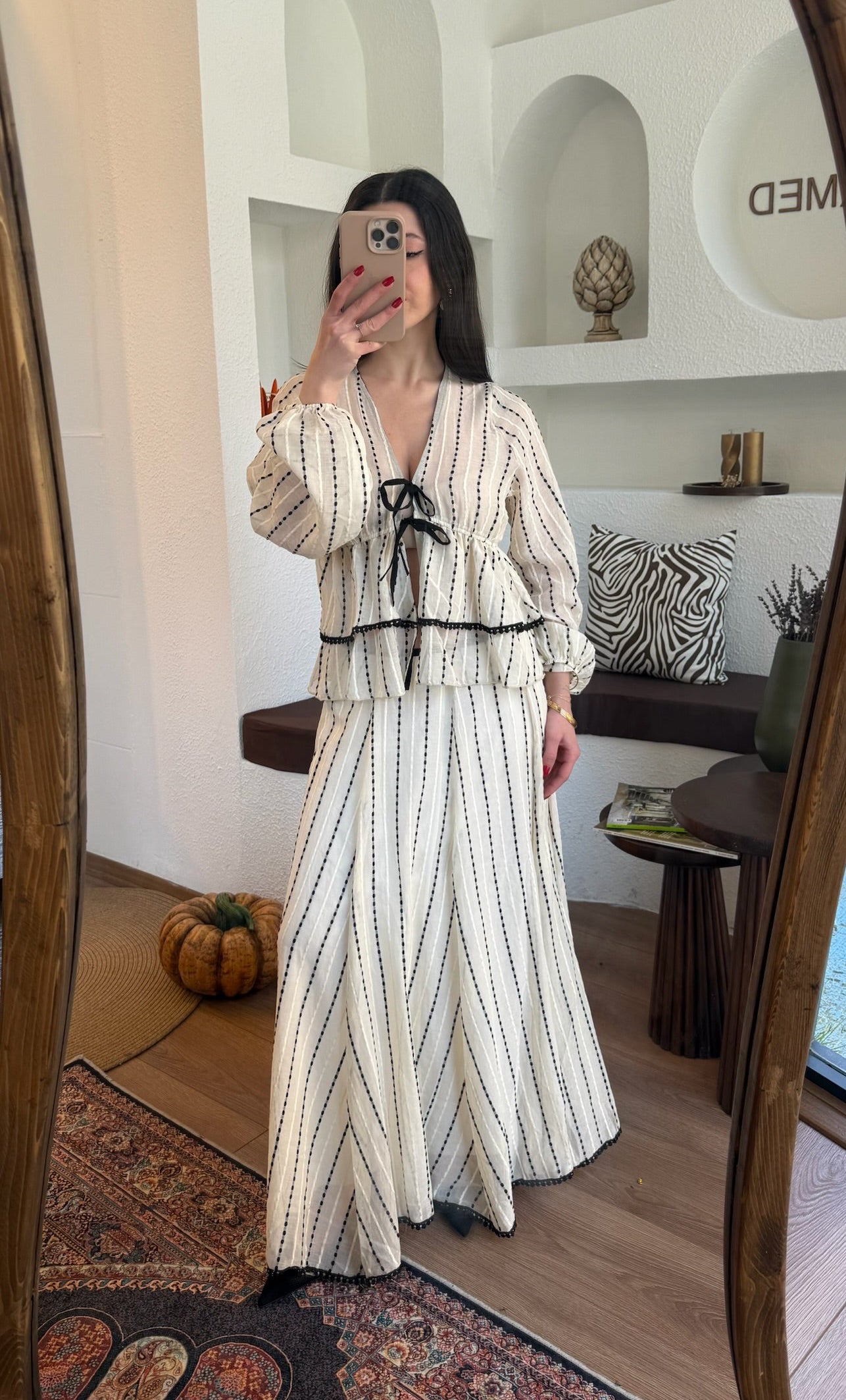 Krem Önden Bağlama Detaylı Nakışlı Bluz Etek Takım