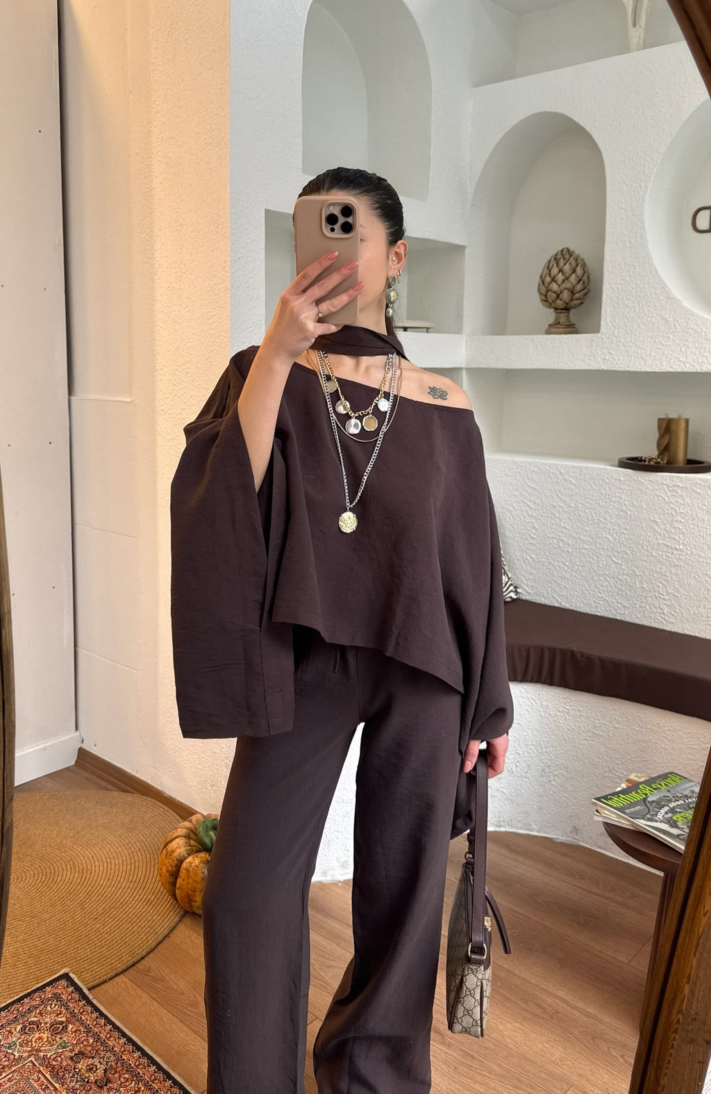 Fularlı pelerin bluz pantolon-kahve takım