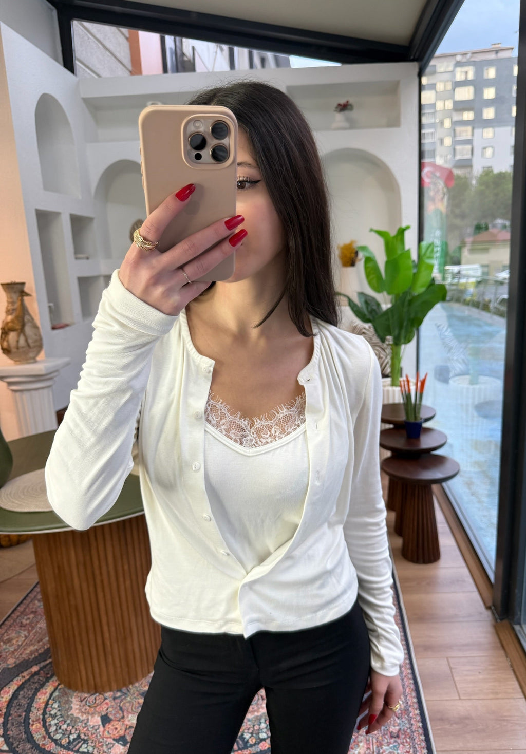 Bitişik beyaz dantel bluz hırka