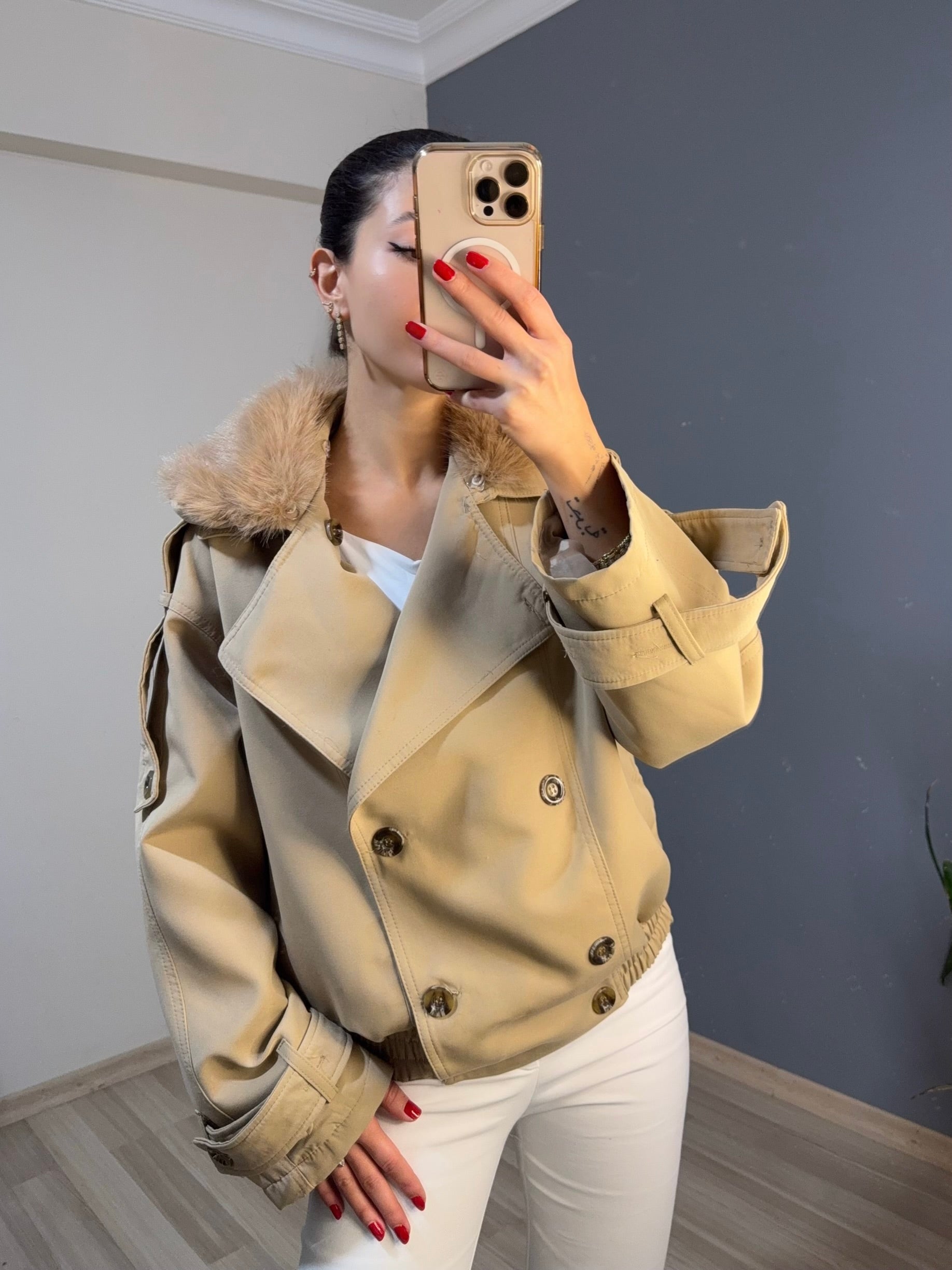 Çıkarılabilir kürk detaylı trençkot mont