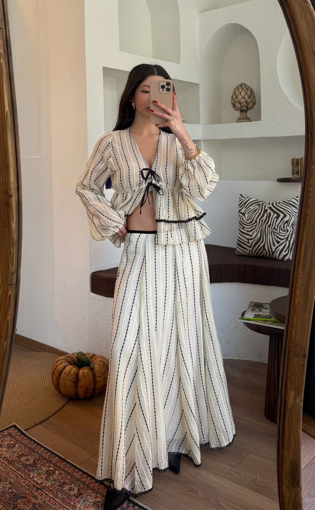 Krem Önden Bağlama Detaylı Nakışlı Bluz Etek Takım