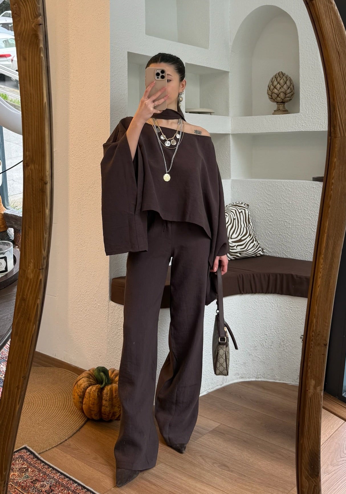 Fularlı pelerin bluz pantolon-kahve