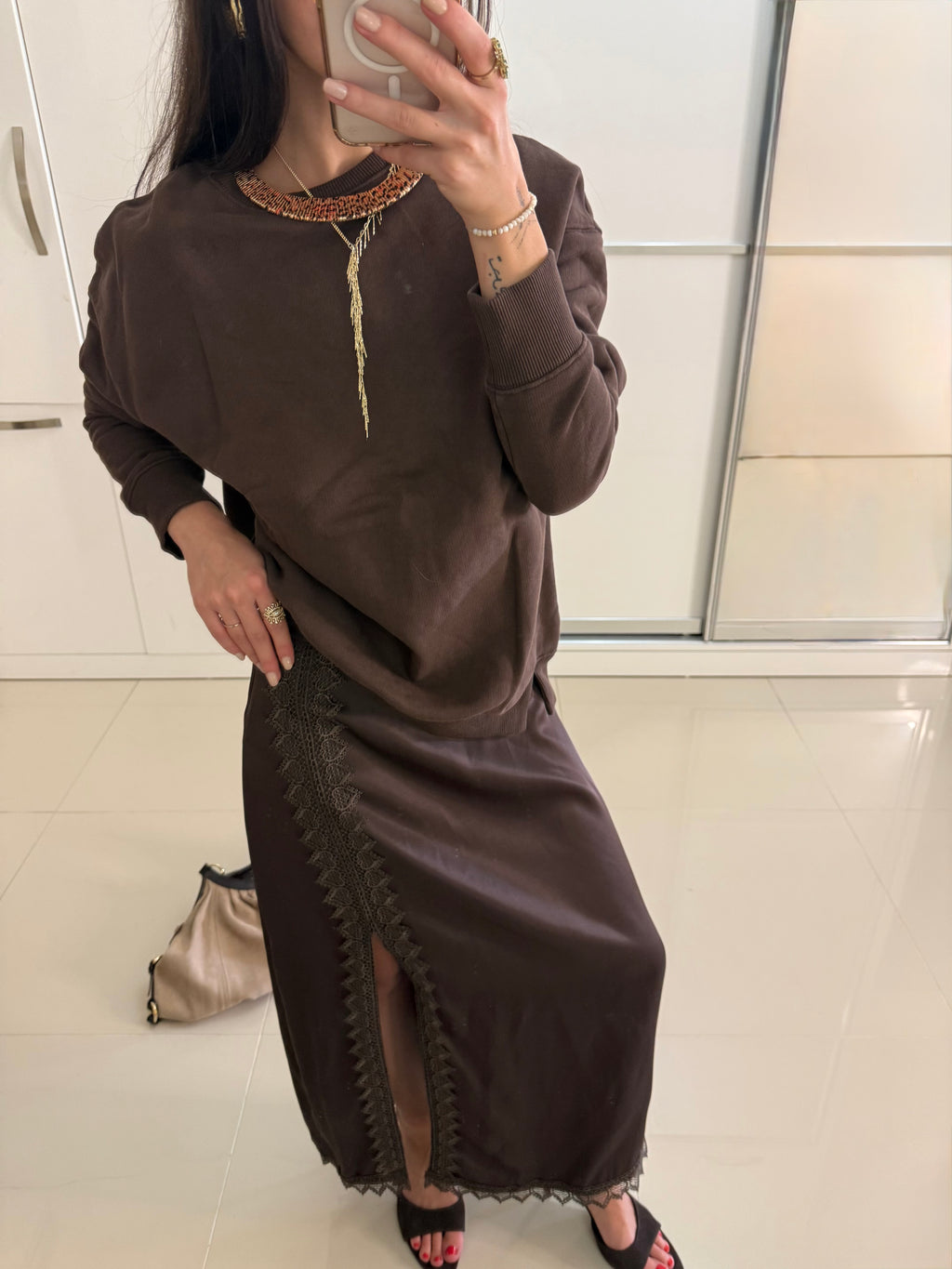 Dantel işlemeli yırtmaçlı saten etek