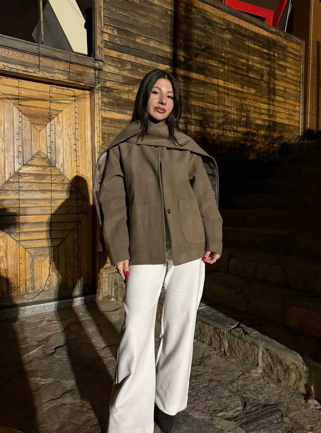 Çıkartılabilir atkı detaylı kısa kaban