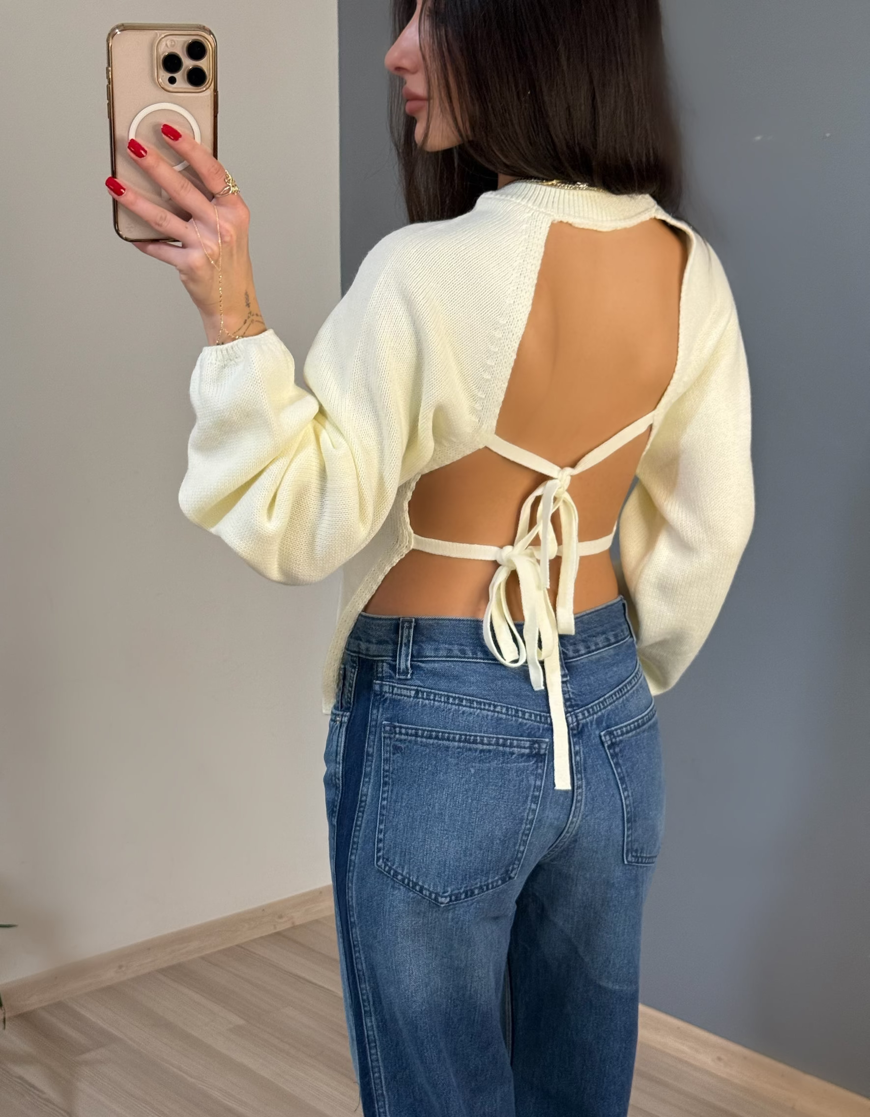 Sırt dekolteli krem kazak